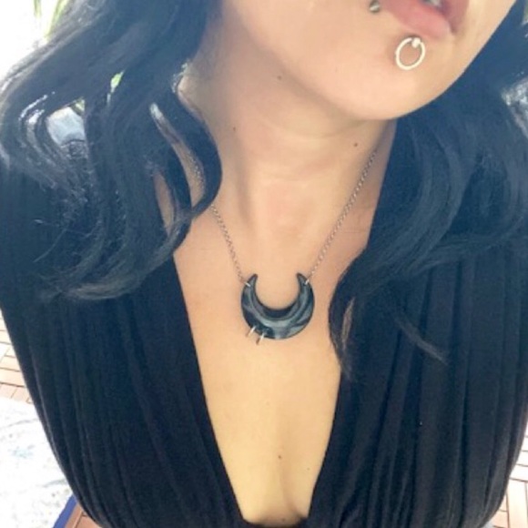 Black & glitter resin pierced moon necklace - Picture 4 of 13